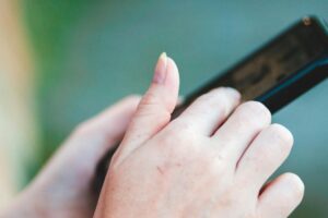 How to Keep Your Mobile Phone Safe When Traveling